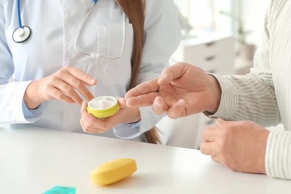 Doctor Giving Pills Patient Clinic Closeup — Stock Photo, Image