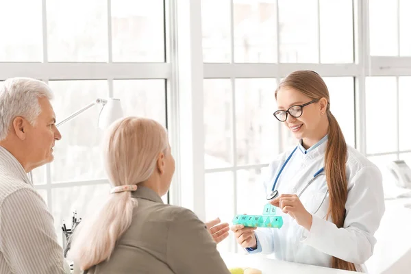 Arts Het Geven Van Pillen Aan Senior Paar Kliniek — Stockfoto