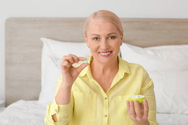 Mature Woman Taking Pills Home — Stock Photo, Image