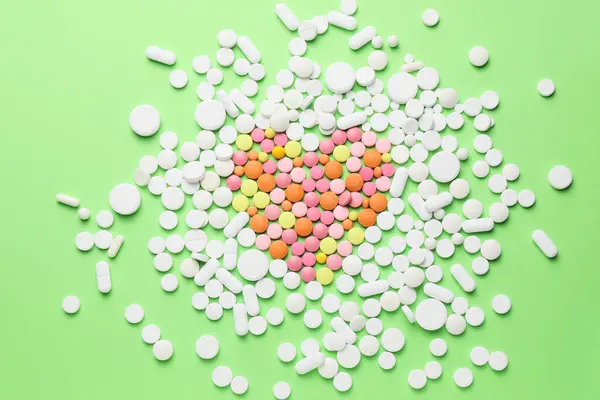 Srdce Pilulek Barevném Pozadí — Stock fotografie
