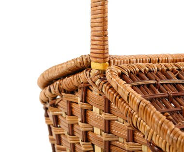 Beyaz arkaplanda hasır sepet, yakın plan