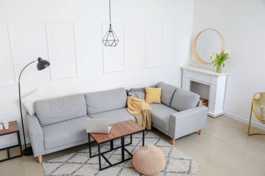 Rahat kanepesi ve şöminesi olan modern bir oda.