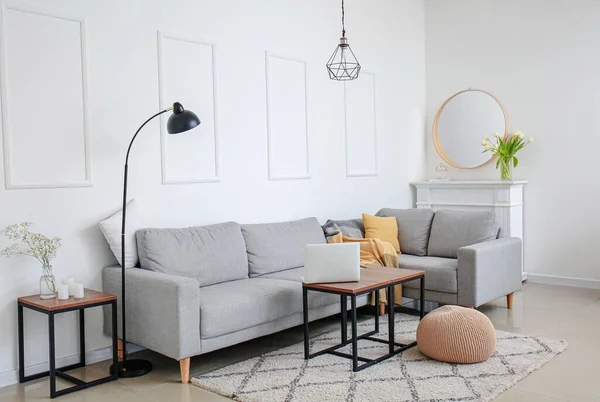 Interior Dari Ruangan Modern Dengan Sofa Nyaman Dan Perapian — Stok Foto