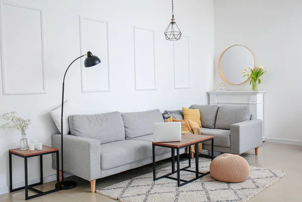 Intérieur Chambre Moderne Avec Canapé Confortable Cheminée — Photo