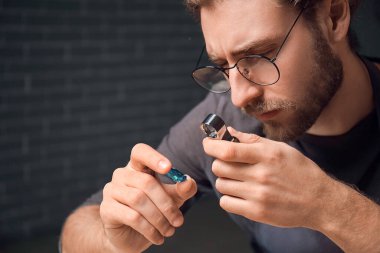 Gemstone atölyede inceleyerek kuyumcu