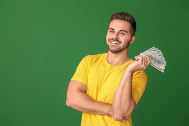 Renkli arka planda parası olan mutlu adam