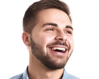 Yakışıklı genç adam beyaz arka plan üzerinde gülümseyen