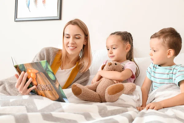 Barnflicka Läser Godnattsaga För Söta Små Barn — Stockfoto