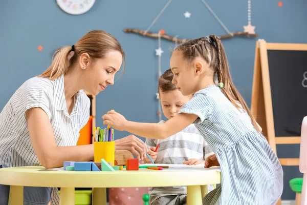 Babá Com Crianças Pequenas Bonitos Brincando Desenhando Casa — Fotografia de Stock