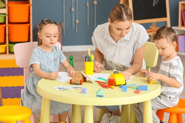 Babá Com Crianças Pequenas Bonitos Brincando Desenhando Casa — Fotografia de Stock