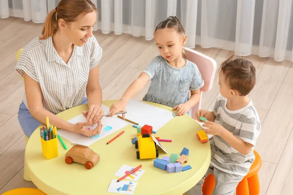 Babá Com Crianças Pequenas Bonitos Brincando Desenhando Casa — Fotografia de Stock