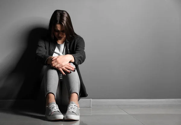 Mujer Joven Deprimida Cerca Pared Gris — Foto de Stock