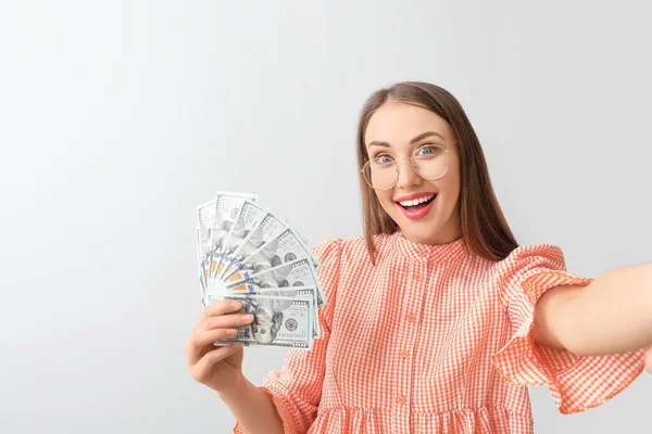 Happy Young Woman Taking Selfie Money Light Background — Stock Photo, Image