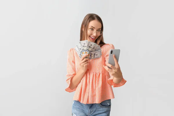 Feliz Joven Mujer Tomando Selfie Con Dinero Fondo Claro —  Fotos de Stock