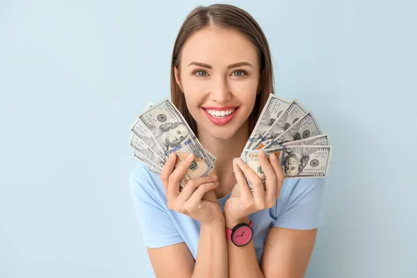 Mujer Joven Feliz Con Dinero Fondo Color —  Fotos de Stock