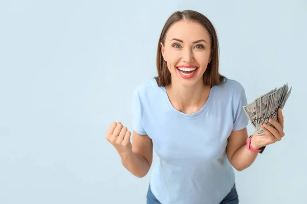 Para Renk Arka Plan Üzerinde Olan Mutlu Kadın — Stok fotoğraf