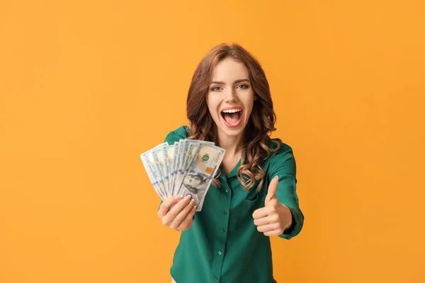 Glad Ung Kvinna Med Pengar Visar Tummen Upp Färg Bakgrund — Stockfoto