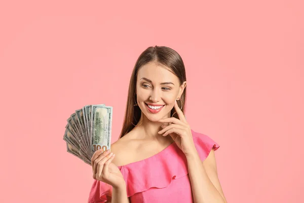 Para Renk Arka Plan Üzerinde Olan Mutlu Kadın — Stok fotoğraf