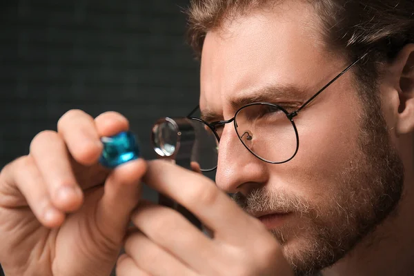 Jeweler Examining Gemstone Workshop — Stock Photo, Image