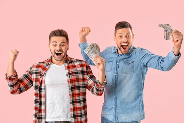 Homens Felizes Com Dinheiro Fundo Cor — Fotografia de Stock