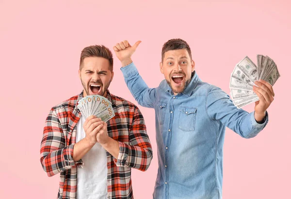 Hombres Felices Con Dinero Fondo Color —  Fotos de Stock