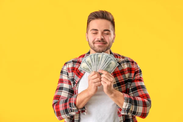 Homem Feliz Com Dinheiro Fundo Cor — Fotografia de Stock