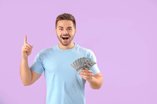 幸せな男とともにお金で色の背景 — ストック写真