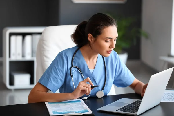 Jovem Médica Trabalhando Clínica — Fotografia de Stock