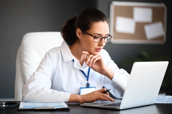 Junge Ärztin Arbeitet Klinik — Stockfoto