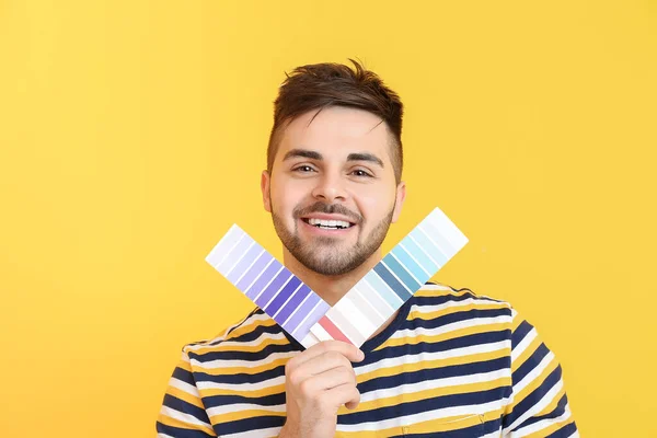 Joven Con Paleta Pintura Sobre Fondo Color —  Fotos de Stock