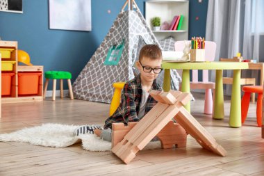 Ufaklık evdeki evle oynuyor.