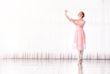 Güzel genç balerin dans Studio