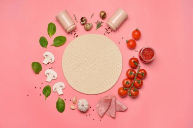 Renkli arkaplanda lezzetli pizzanın içeriği