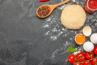 Koyu arkaplanda lezzetli pizza için malzemeler