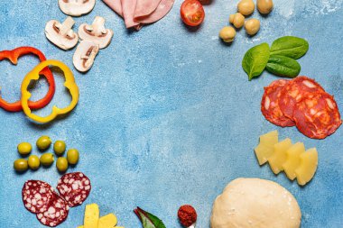 Renkli arkaplanda lezzetli pizza malzemelerinden yapılmış çerçeve