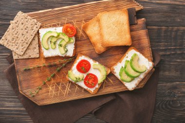 Masada lezzetli avokado sandviçleri olan bir pano.