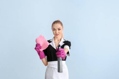 Renkli arka planda güzel bir oda hizmetçisi.