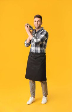 Renkli arka planda yakışıklı erkek barmen