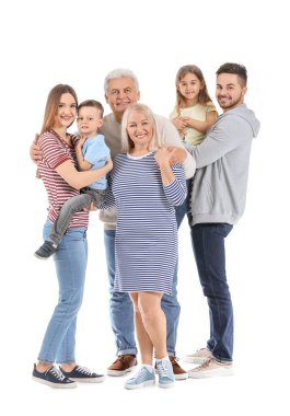 Beyaz arka planda büyük bir ailenin portresi