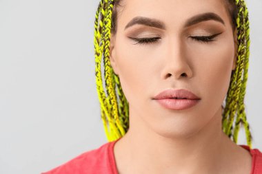 Açık arkaplanda genç transseksüel kadın portresi