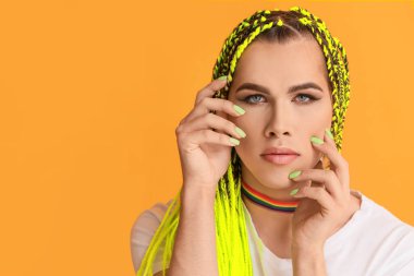 Renkli arka planda genç transseksüel kadın portresi
