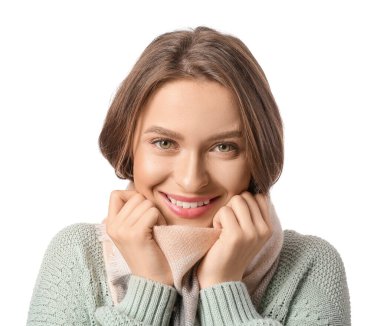 Beyaz arka planda şık bir eşarbı olan güzel bir genç kadın.