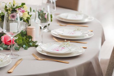 Anneler günü yemeği için güzel bir masa.