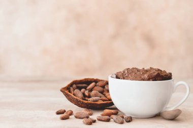 Gri arka planda çikolatalı kek.