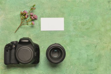 Renkli kartı olan modern fotoğraf makinesi