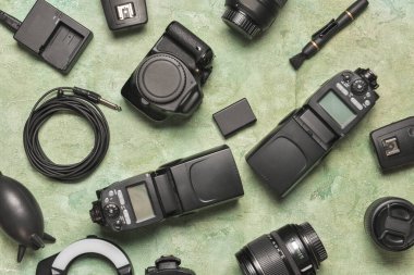 Renkli arka planda modern fotoğrafçı ekipmanı