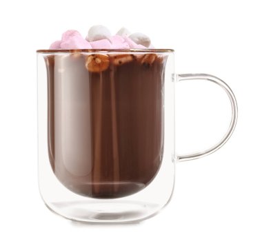 Beyaz arka planda lokum olan bir fincan sıcak çikolata.