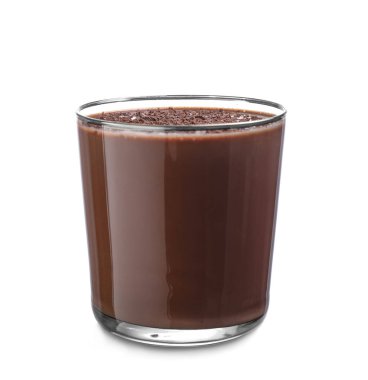 Beyaz arka planda bir bardak sıcak çikolata