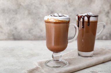 Masada bir fincan sıcak çikolata.