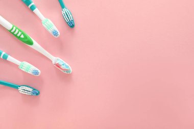 Arkaplanda yapıştırıcı bulunan diş fırçaları